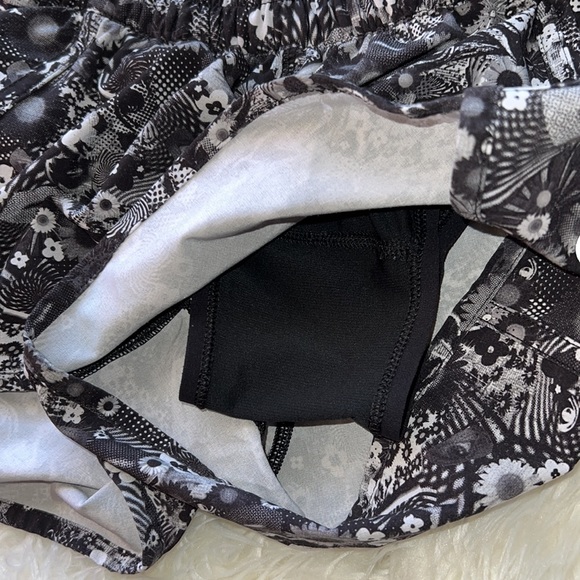 Lululemon Tracker Short 2017 Seawheeze - Counter Culture White / Black Size 4 - Picture 4 of 8